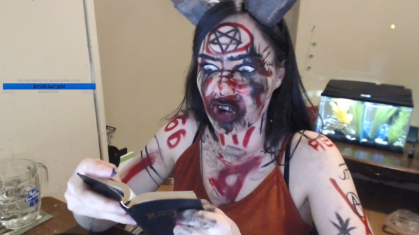 Ietwat gestoorde streamer Pooflower houdt satanisch ritueel en eet de bijbel