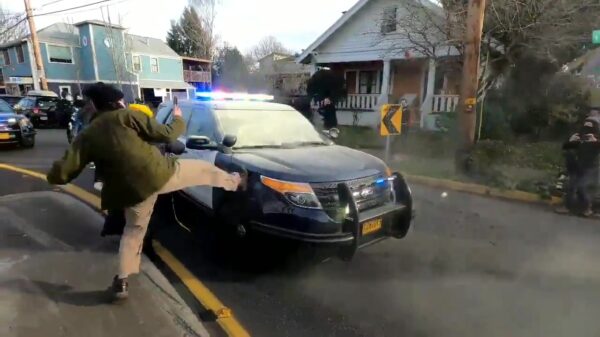 Enorme chaos in Portland nadat politie zwart gezin uit huis wil zetten