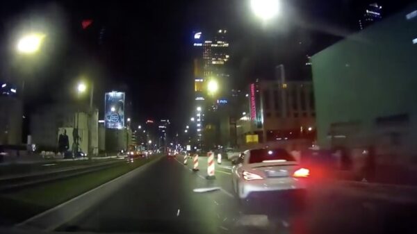 Een Poolse Mercedesrijder met nachtblindheid is nooit grappig