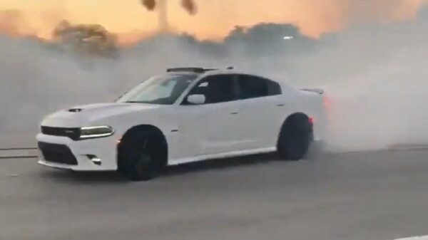 Uitslover in Dodge Charger krijgt een verrassing nadat hij dikke donuts draait