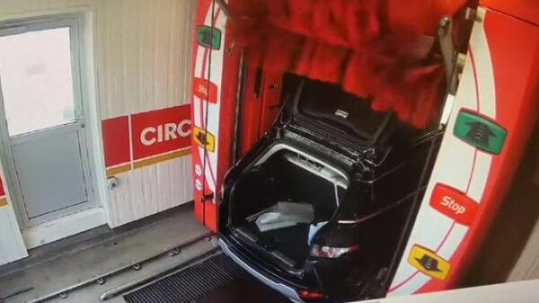 Achterklep blijkt in autowasstraat verdomde flexibel te zijn