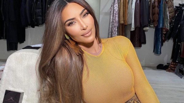 Kim Kardashian hijst zichzelf in een aantal zo klein mogelijke bikini's