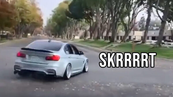 Skrrrrt. Driftkneus parkeert zijn BMW M3 F80 tegen de stoeprand