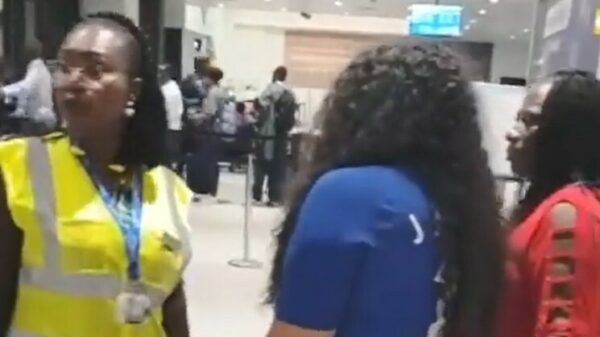 Tante Tasha heeft extra bagage meegenomen naar het vliegveld