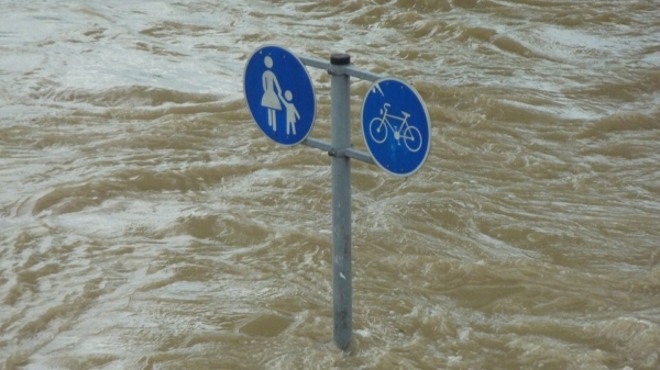 Automobilist zit op eerste rij tijdens overstroming; gewoon rustig blijven