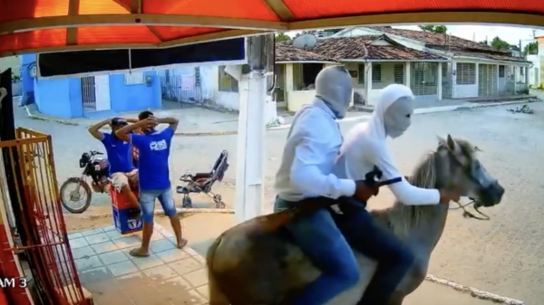 Brazilië is niet voor beginners: gewapende overval met een paard