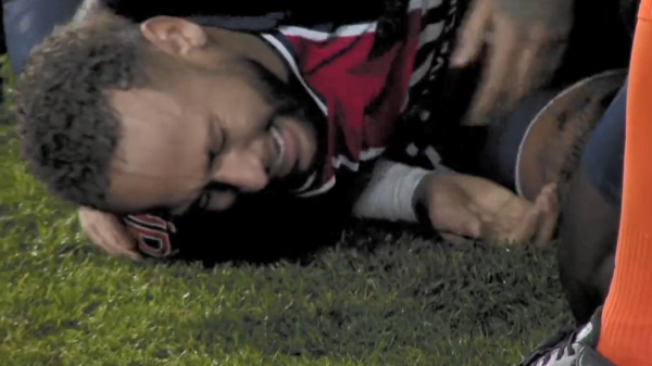 Neymar kan niet stoppen met huilen nadat hij van het veld wordt getrapt