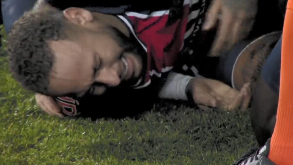 Neymar kan niet stoppen met huilen nadat hij van het veld wordt getrapt