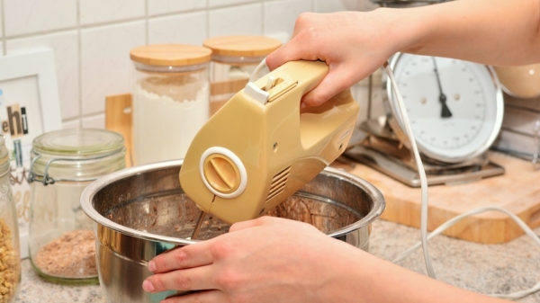 Keukenprinses gebruikt voor het eerst een mixer