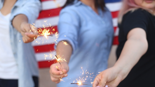 Jongedame laat zien waarom we dit jaar even geen vuurwerk afsteken