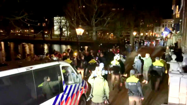 Dit zijn de schreeuw- en fluittokkies die de toespraak van Rutte verstoorden