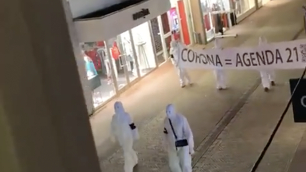 Enge mensen in witte pakken houden stil protest in Winterswijk