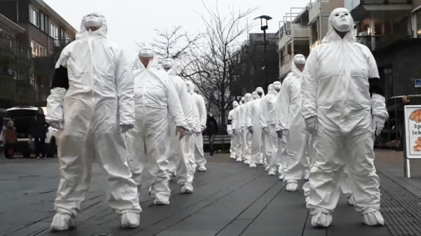 'Enge mensen in witte pakken' blijken protestgroep Guerilla Mask Force Nederland