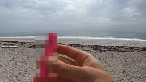 Schatzoeker vindt op het strand iets onverwachts met zijn metaaldetector
