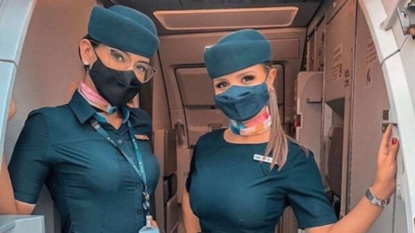 Met deze stewardessen wordt je vlucht stukken aangenamer