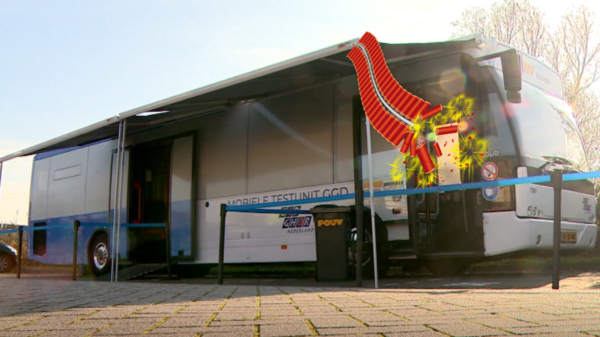 Jongeren op Urk saboteren GGD-testbus en belagen medewerkers met vuurwerk