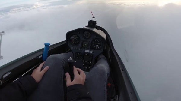 Zweefvliegtuig crasht bijna tegen een berg als hij door een wolk vliegt