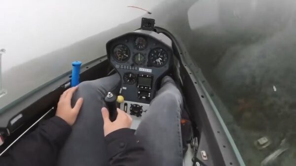 Zweefvliegtuig crasht bijna tegen een berg als hij door een wolk vliegt