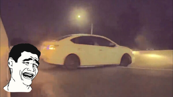 Karma op zijn muil: mafkees probeert PIT-manoeuvre bij Tesla-bestuurder