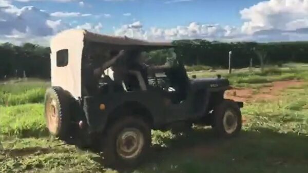 Jeep-bestuurder schat plasje ietwat verkeerd in *plons*