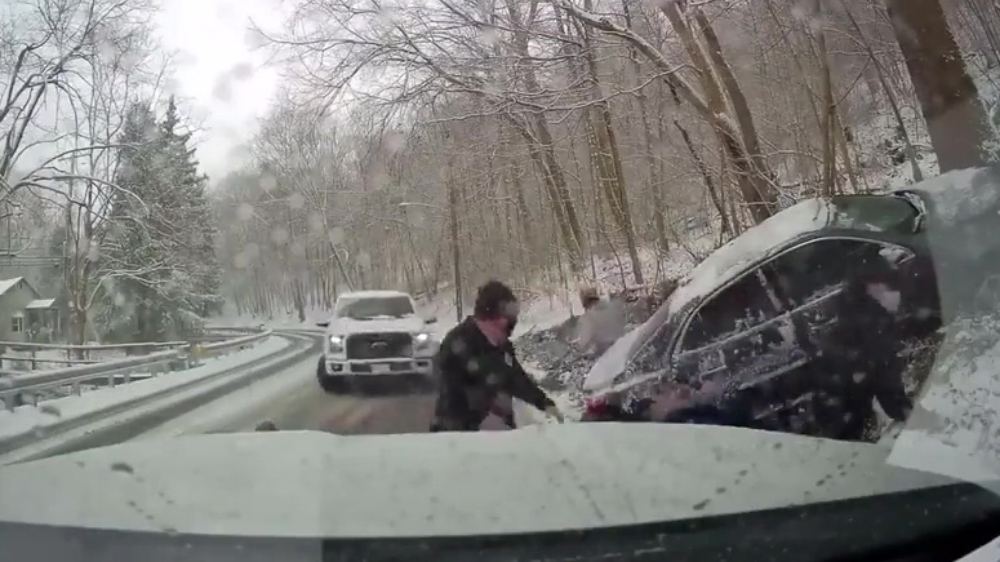 Pickup-truck doet dankzij sneeuw een gevalletje "glij 'm d'r in"