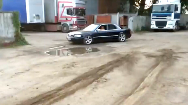 Driftkoning in Audi A8 geeft een korte demonstratie hoe het NIET moet