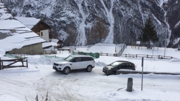 Place your bets: Land Rover vs Fiat Panda vs een lading verse sneeuw