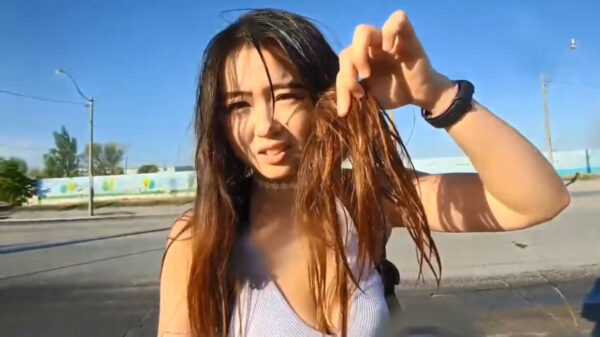 Splash. Automobilist trolt streamertje op een natte regenachtige dag