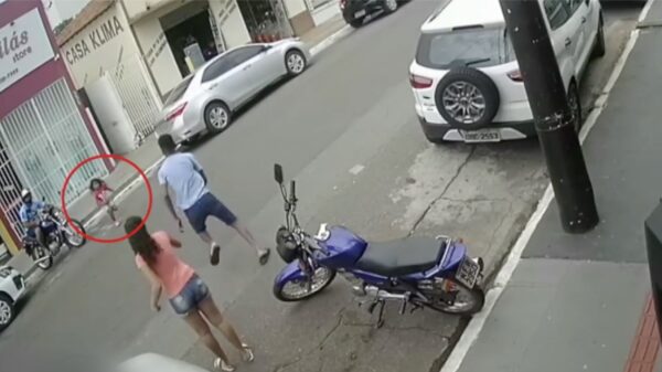 Held van de dag trekt koter vlak voor aanstormende auto van straat