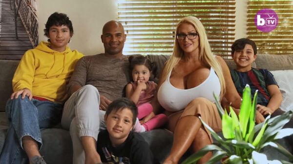 De rondborstige Allegra Cole is naast zakenvrouw ook gewoon huismoeder