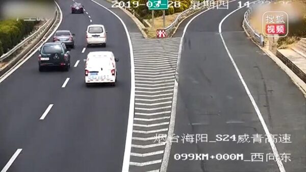 Automobilist mist afslag maar weet dit gelukkig knap te herstellen