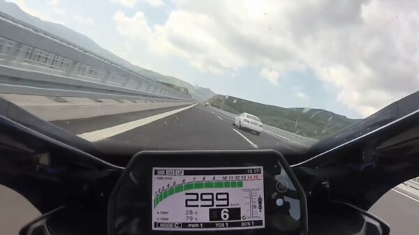Turkse Ghostrider jakkert met 299 km/h over de snelweg