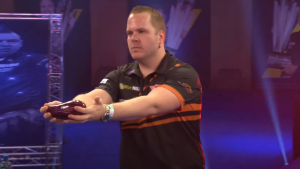 De opkomst van Dirk van Duijvenbode bij het WK Darts was weer legendarisch