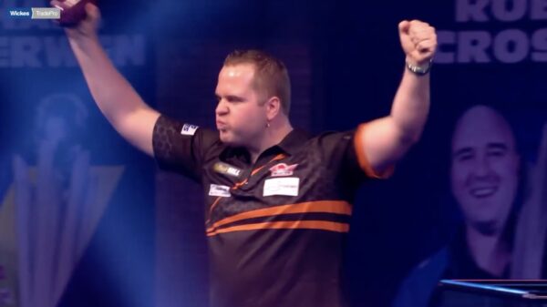 De opkomst van Dirk van Duijvenbode bij het WK Darts was weer legendarisch