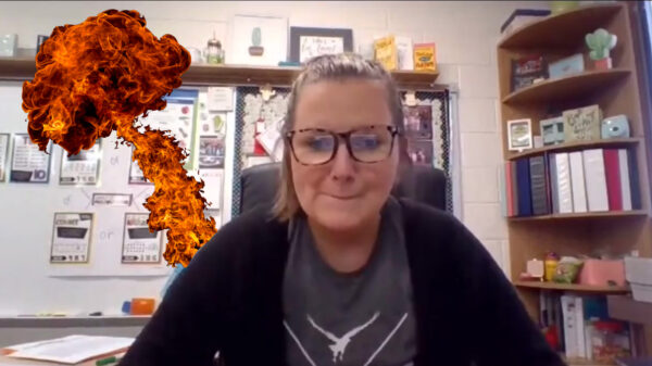 Juffrouw knettert keihard van zich af tijdens online les