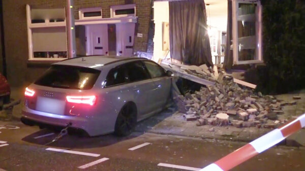 Bewoners schuiven op bank door de kamer als 18-jarige met dikke Audi RS6 hun huis binnenknalt