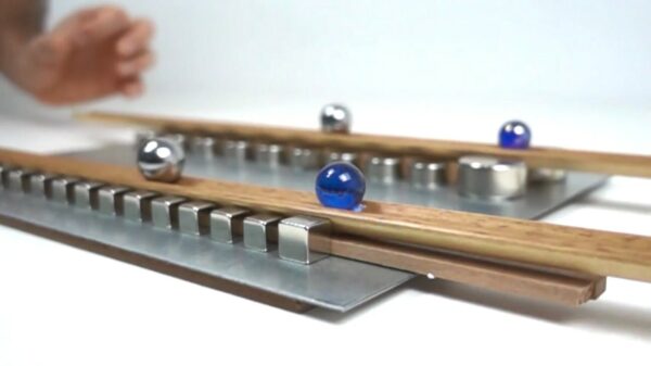 Hobby Bob gaat verveling tegen door magneetballen te knallen!