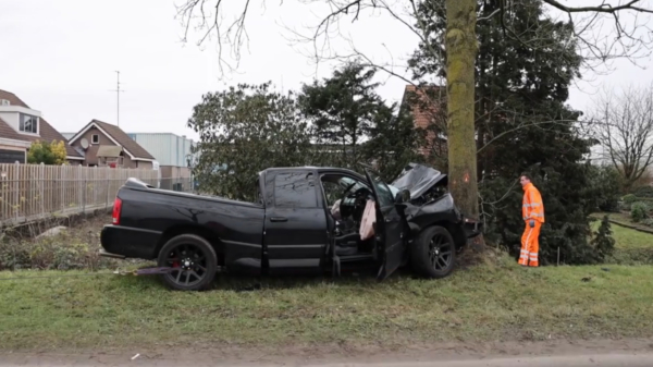 Omstanders redden mensen uit pickup na kogelharde frontale crash in Kampen
