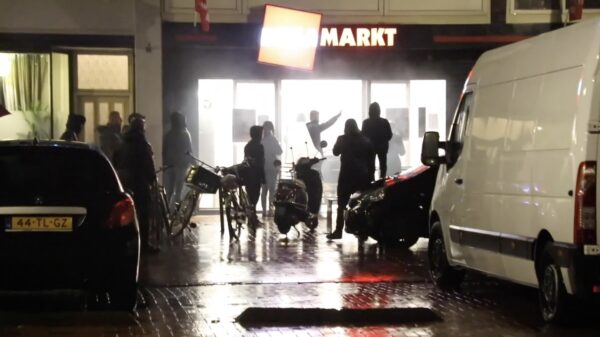 Politie met vuurwerk en glas bekogeld in het altijd rustige Velsen-Noord