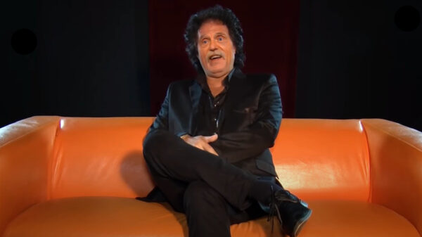 Johan Derksen kruipt dankzij 'deep fake' in de huid van volkszanger Rene le Blanc