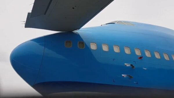 Piloot laat op de parkeerplaats van de buurtsuper een krasje achter