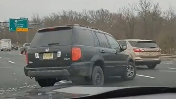 Forrest Gump naait ertussenuit tijdens echte hit & RUN