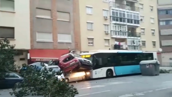 Spaanse buschauffeur krijgt hartstilstand en ramt 9 auto’s