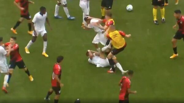 Complete chaos tijdens de bekerfinale in Brazilië onder de 17, scheidsrechter deelt 9x rood uit