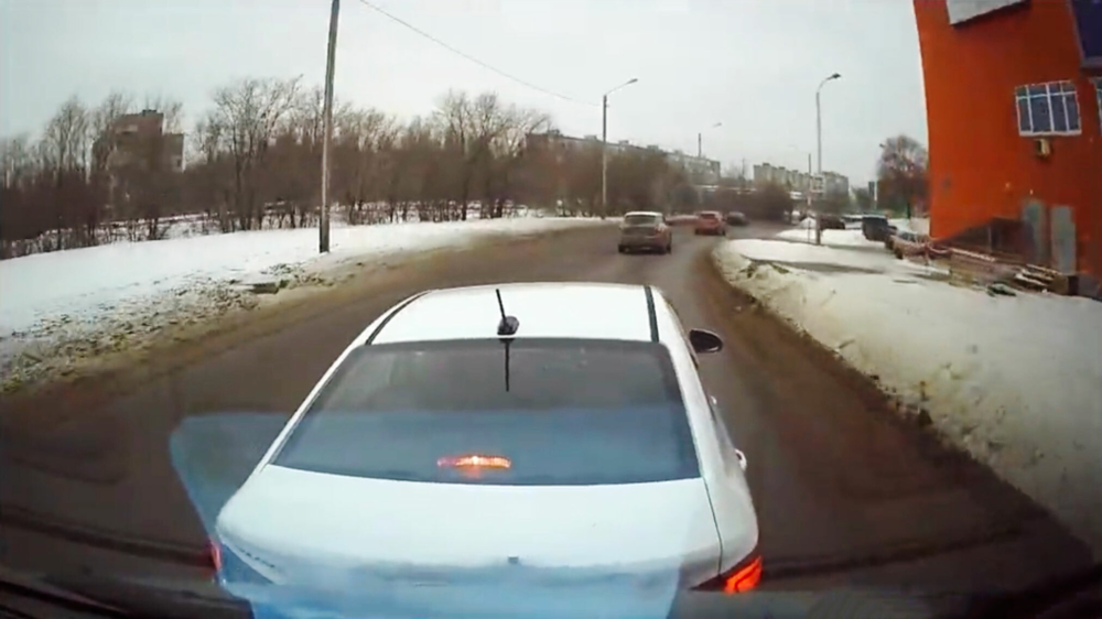 Russische automobilist heeft al snel spijt van het 'vrachtwagentje irriteren'