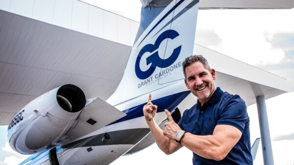 Een rondleiding door de $61.000.000 kostende privéjet van Grant Cardone