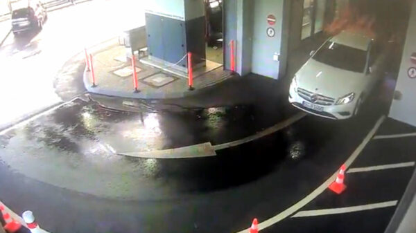 Ken je die mop van een vrouw die haar Mercedes door de wasstraat gooit?