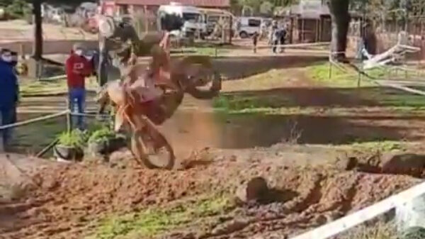 Motorcrosser wordt dankzij heuveltje een menselijke kanonskogel