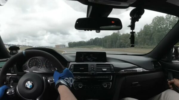 Amateurcoureur verliest de controle over zijn BMW M4 en rolt het circuit over