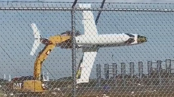 Heftruckchauffeur speelt nog graag met kleine vliegtuigjes